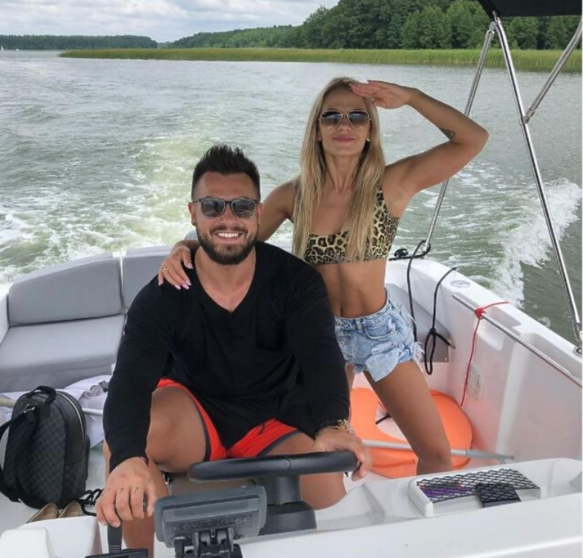 Emilian Gankowski i Kasia Dziurska pływają motorówką