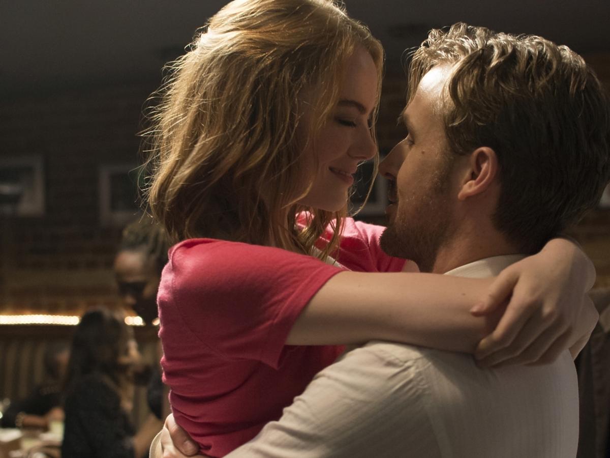 Emma Stone i Ryan Gosling całują się w filmie La La Land