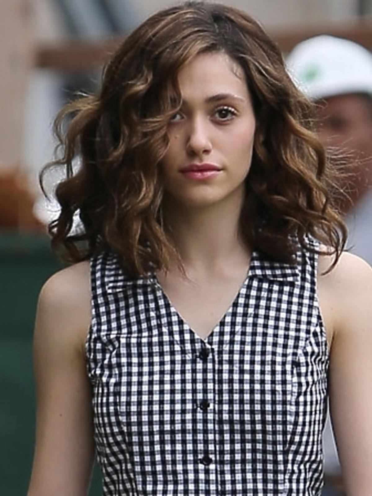 Emmy Rossum z torebką z oryginalną torebką
