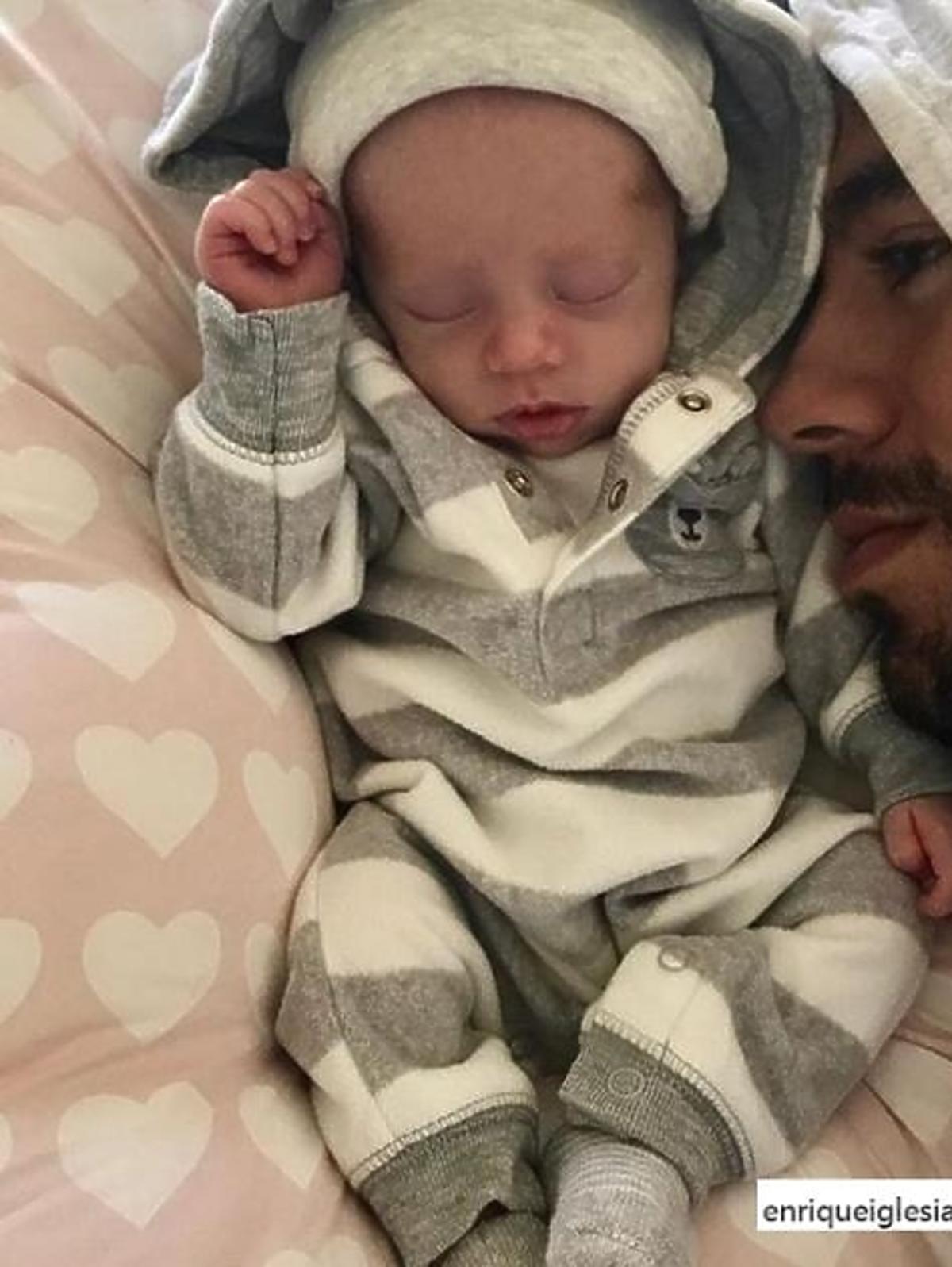 Enrique Iglesias i Anna Kournikova pokazali zdjęcia bliźniaków!