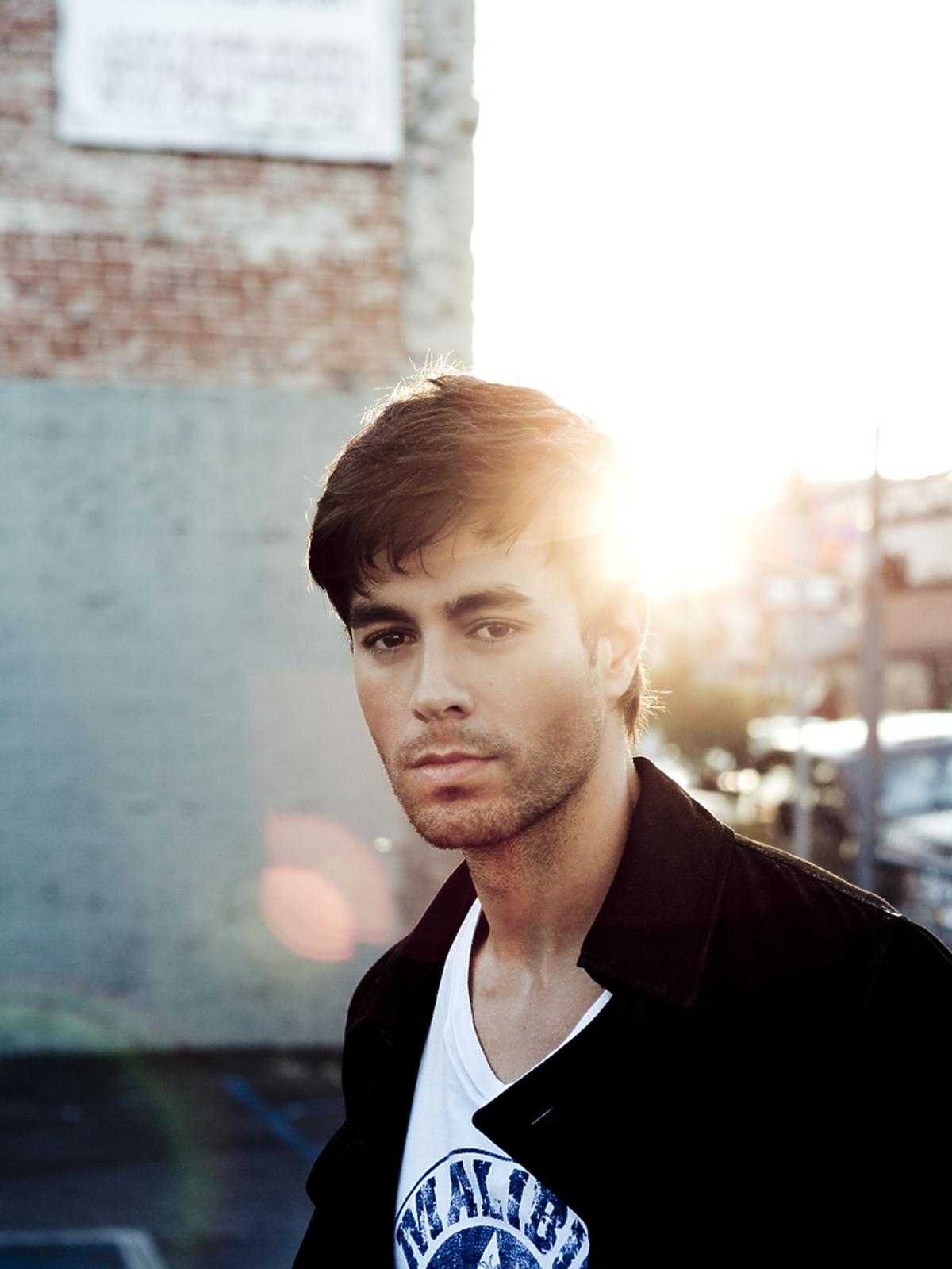 Enrique Iglesias w czarnej marynarce