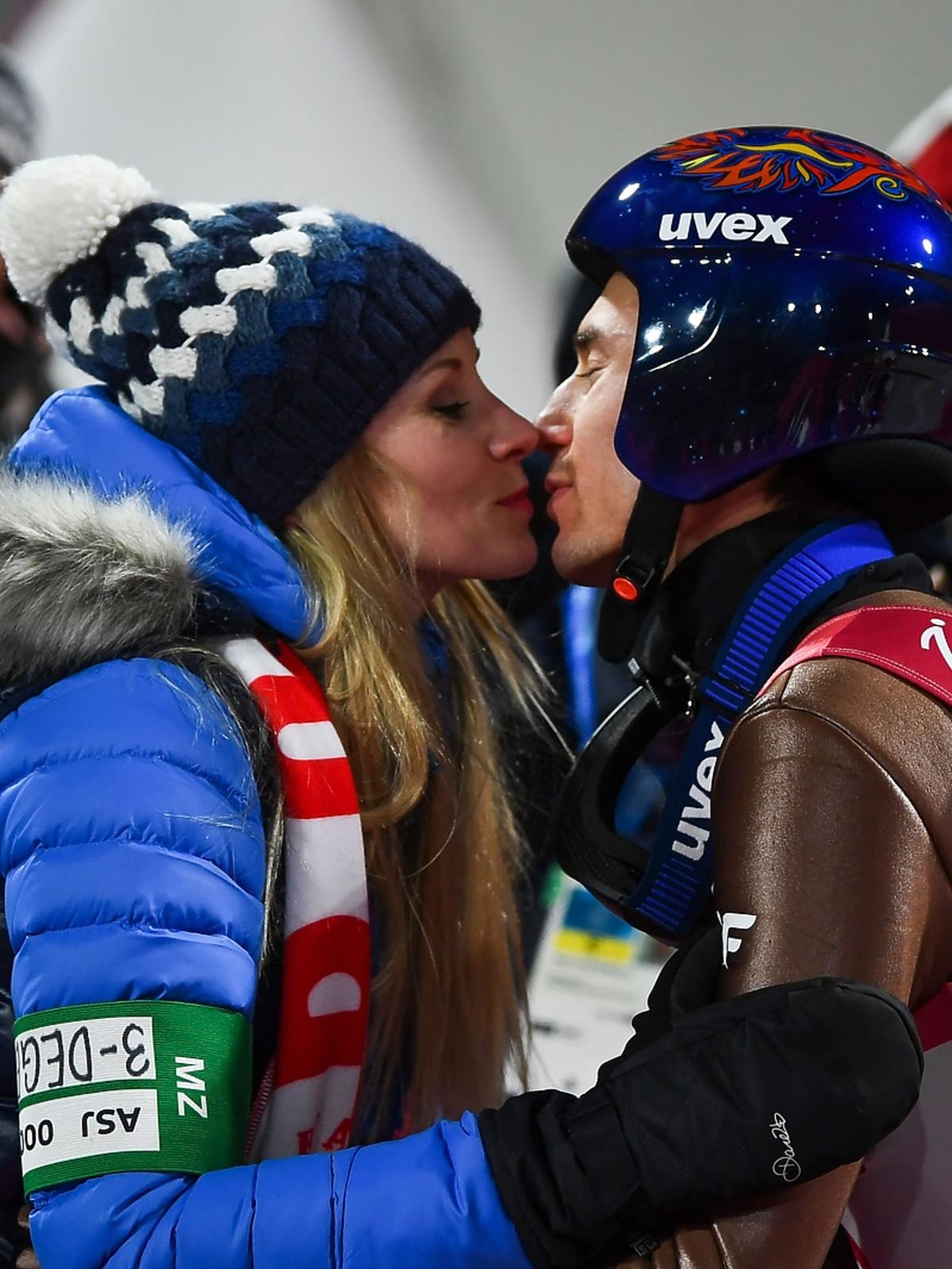 Ewa Bilan Stoch gratuluje mężowi Kamilowi mistrzostwa olimpijeskiego w Pjongczangu
