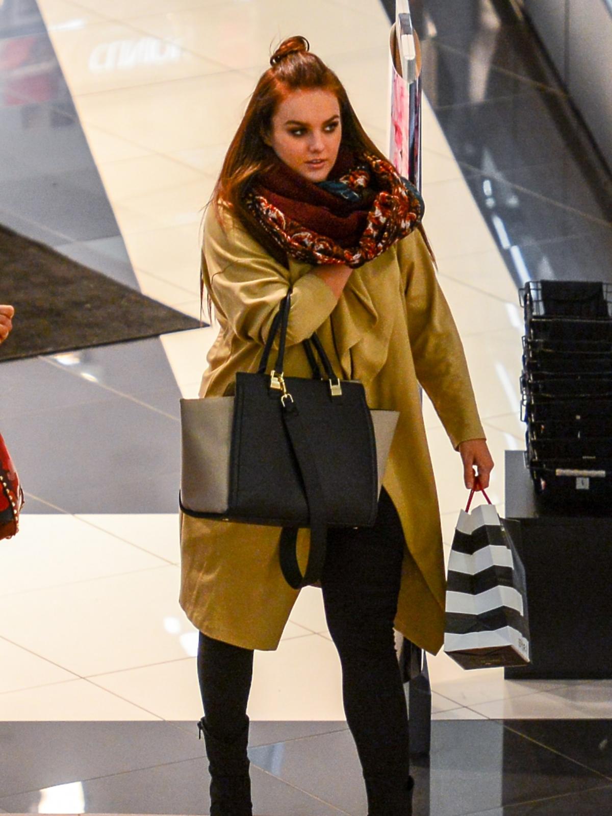 Ewa Farna na zakupach w centrum handlowym. Przyłapana przez paparazzi.