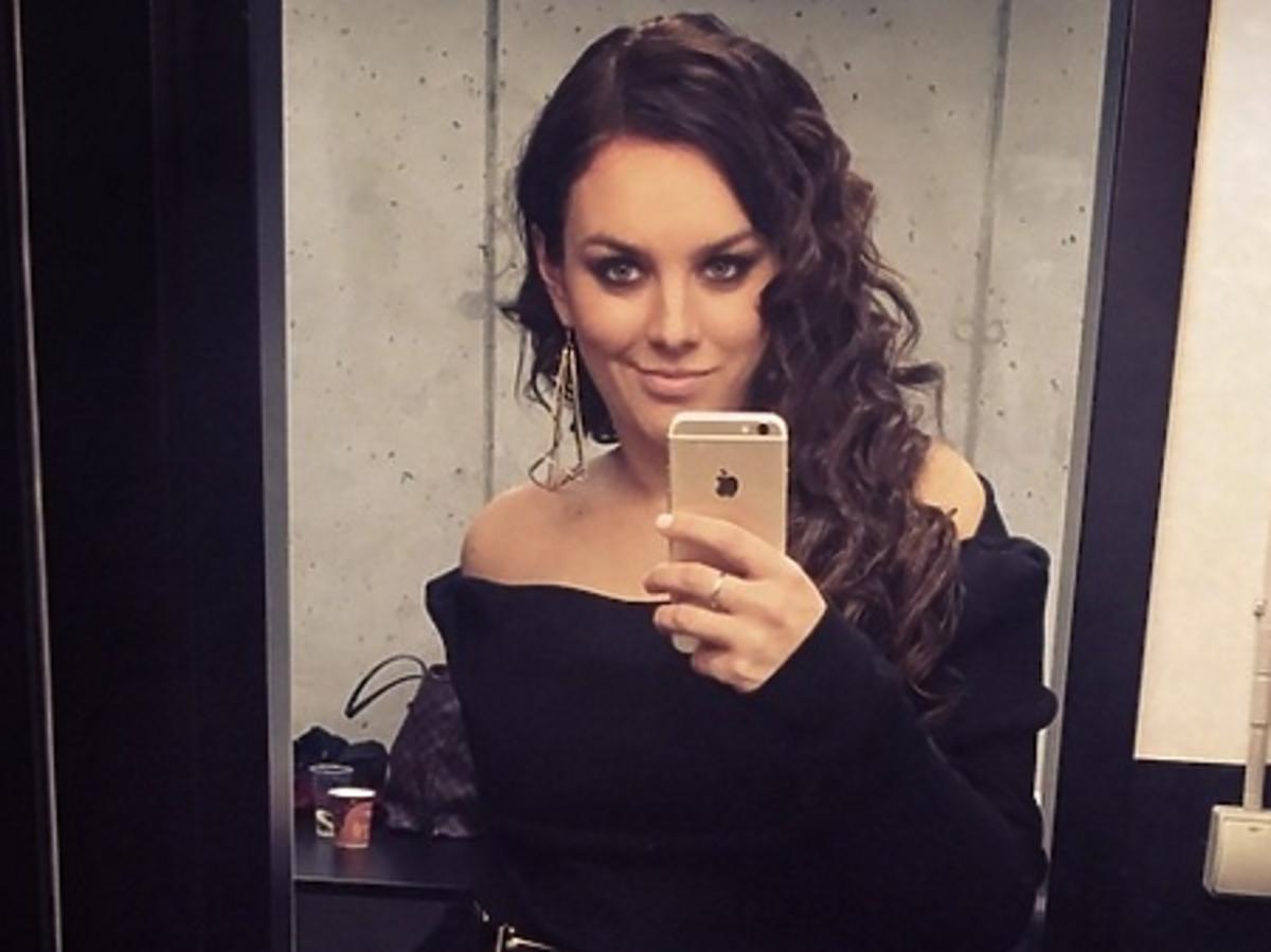 Ewa Farna robi sobie selfie przed lustrem