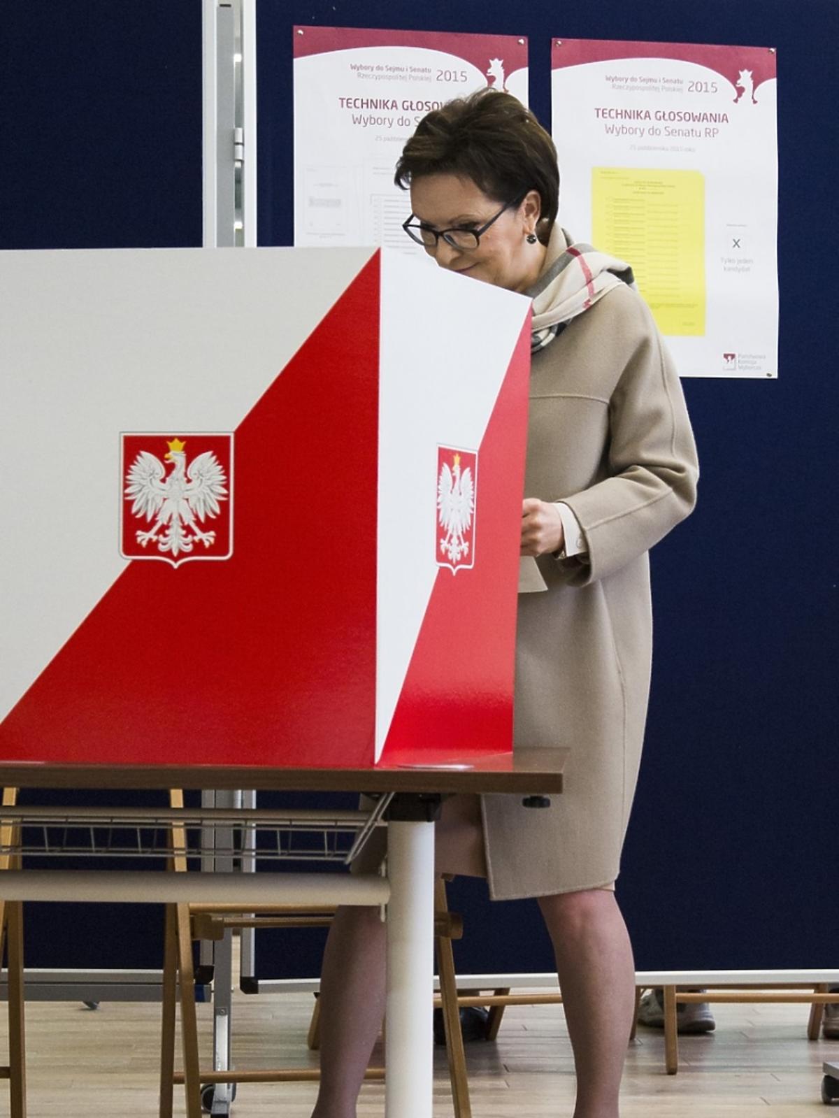 Ewa Kopacz przy urnie wyborczej