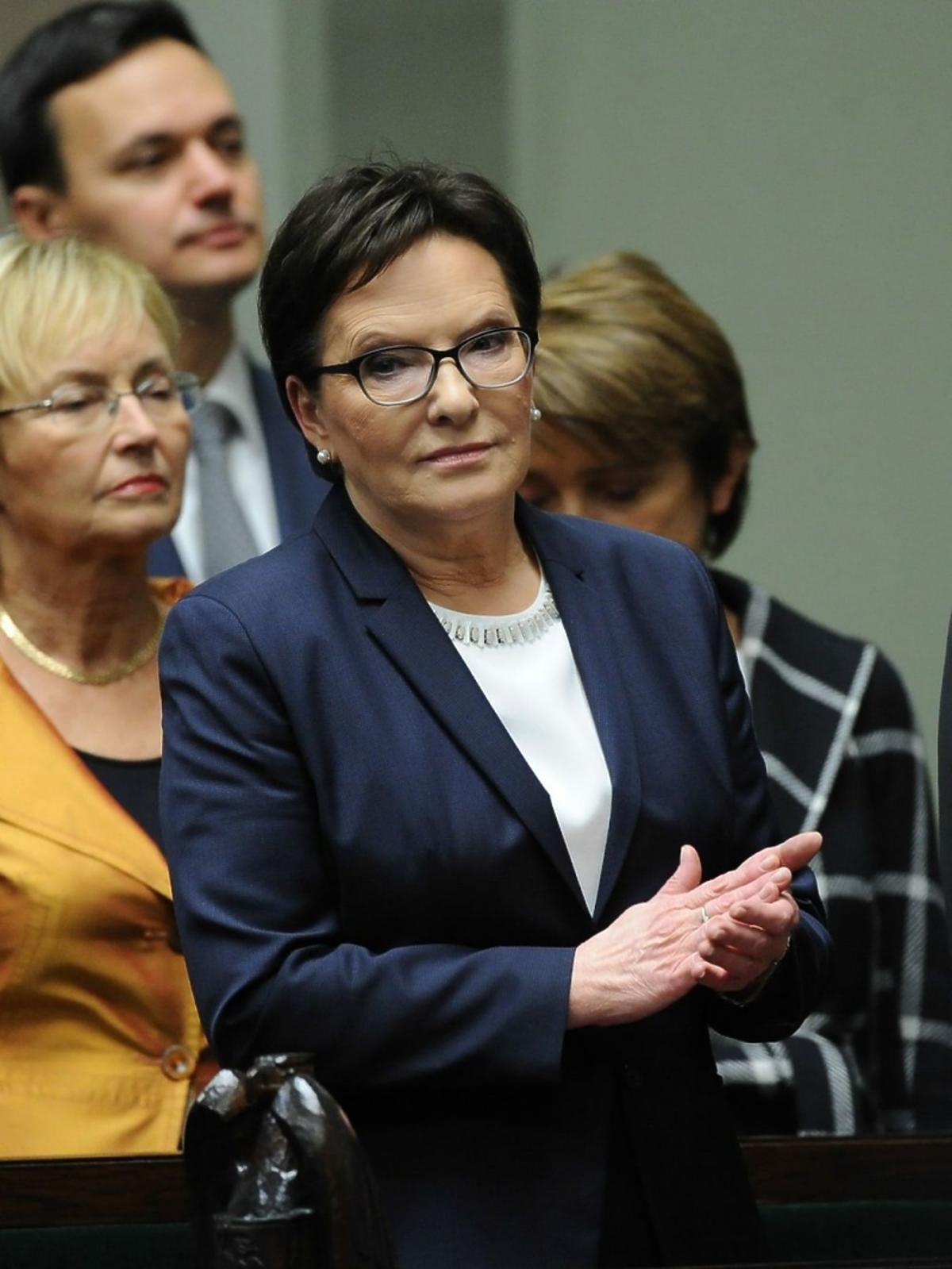 Ewa Kopacz w granatowej marynarce w Sejmie