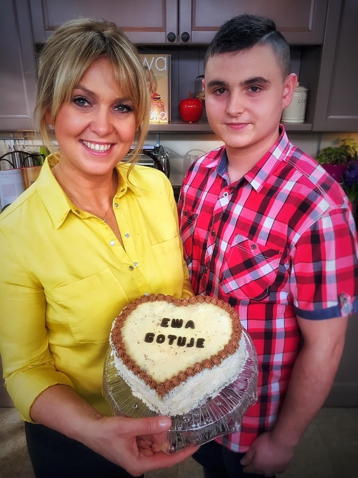 Ewa Wachowicz w żółtej bluzce