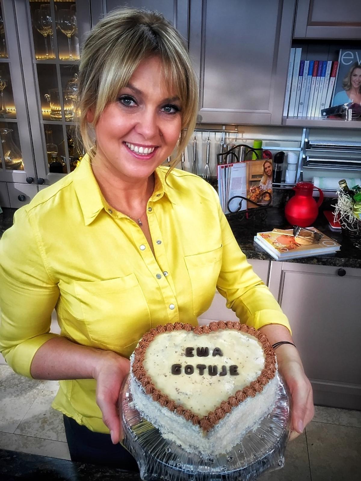 Ewa Wachowicz w żółtej bluzce