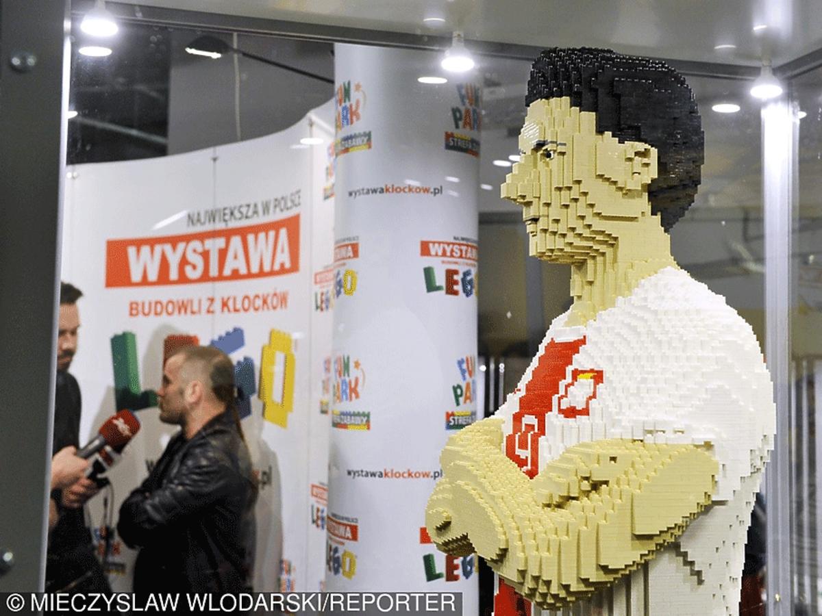 Figura Roberta Lewandowskiego z 70 000 klocków LEGO