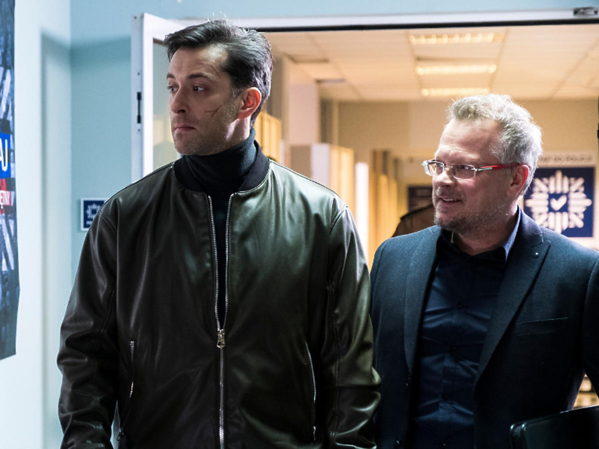 Filip Bobek i Piotr Szwedes na planie serialu 