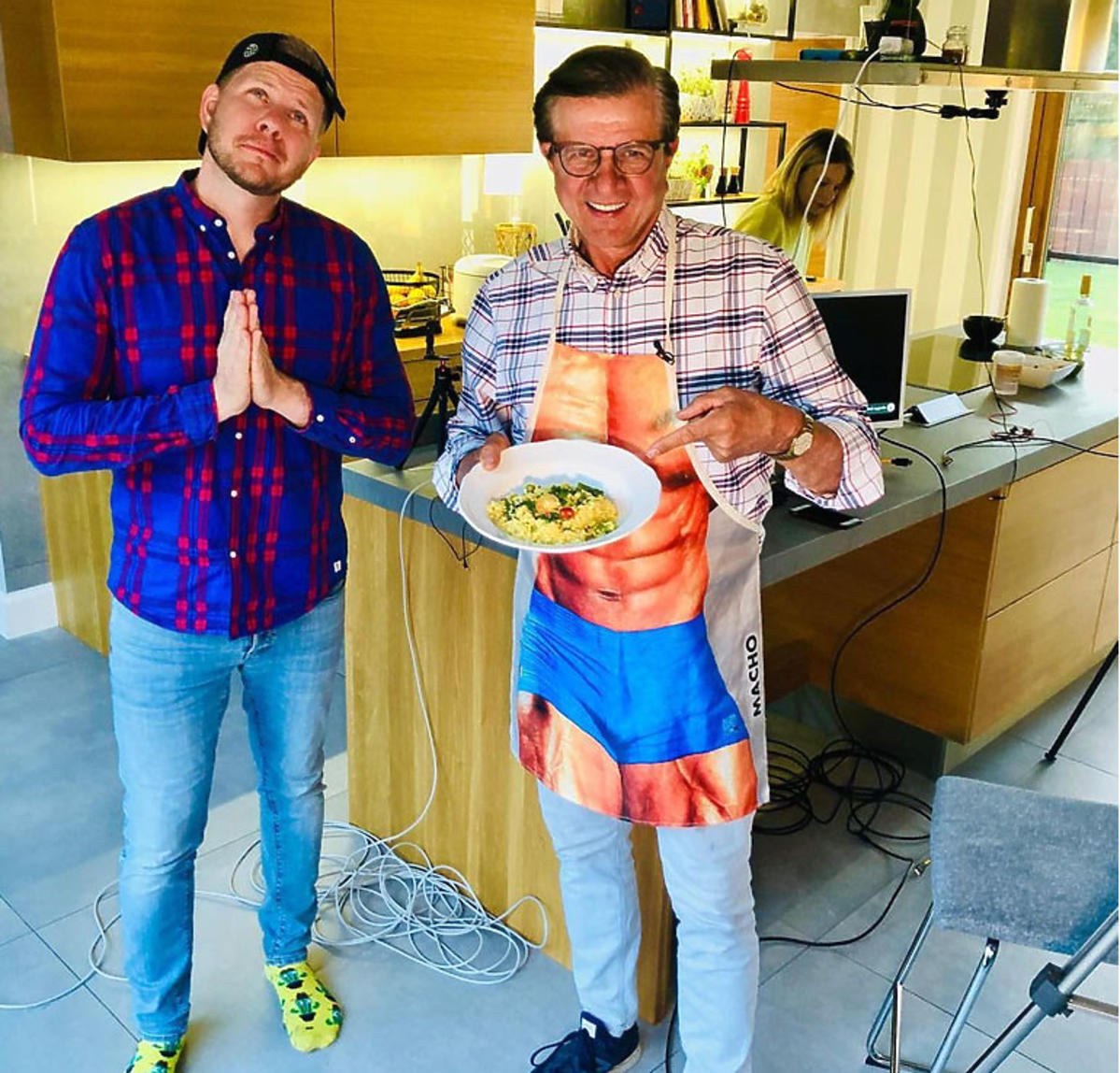 Filip Chajzer i Zygmunt Chajzer w kuchni