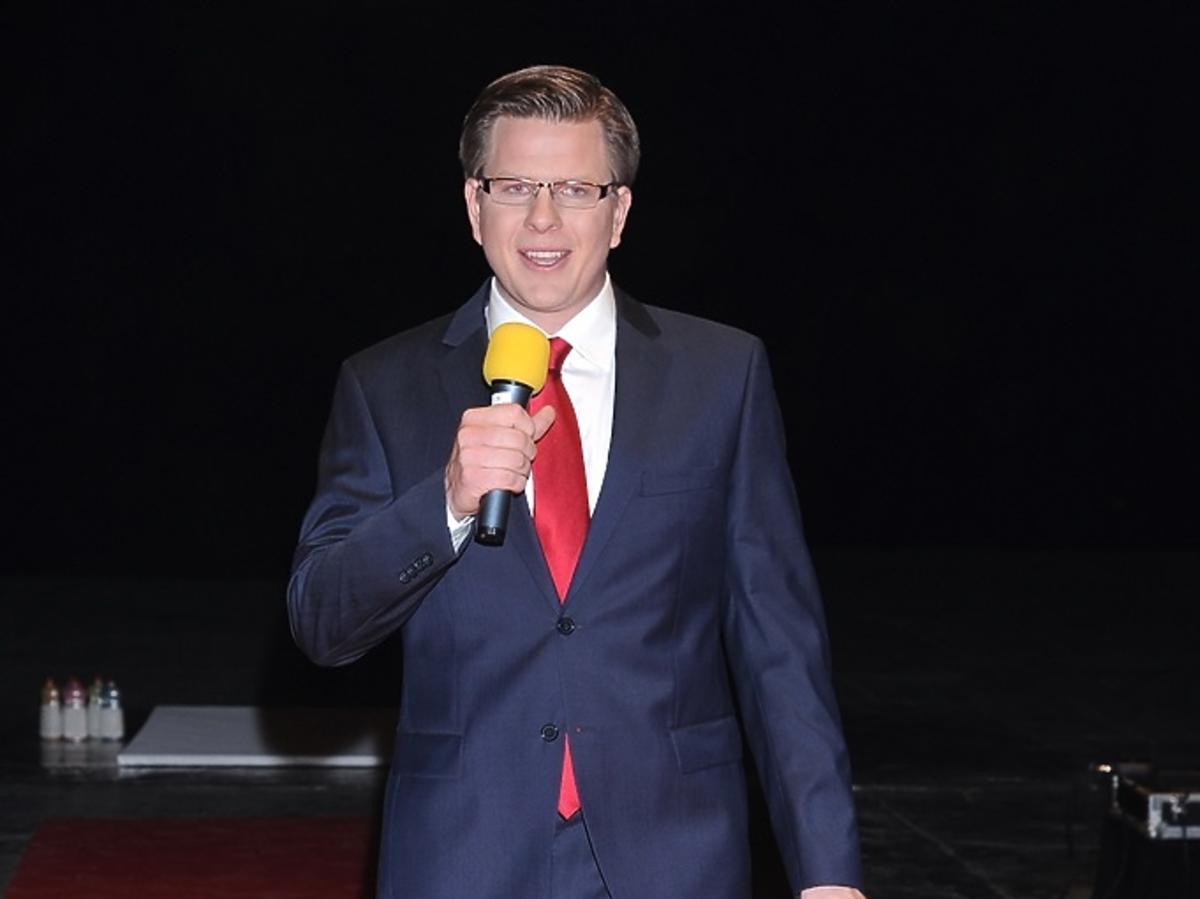 Filip Chajzer w garniturze