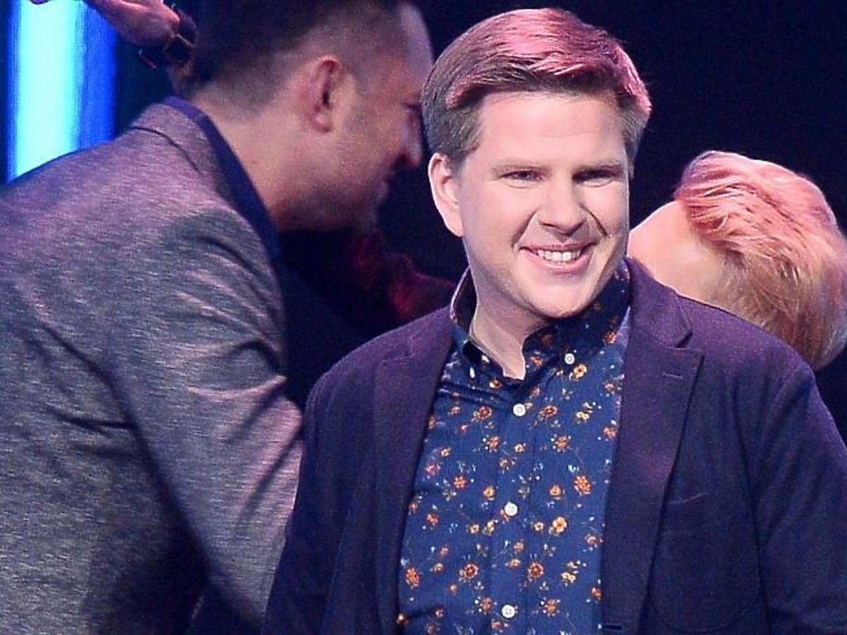 Filip Chajzer w koszuli w kwiatki