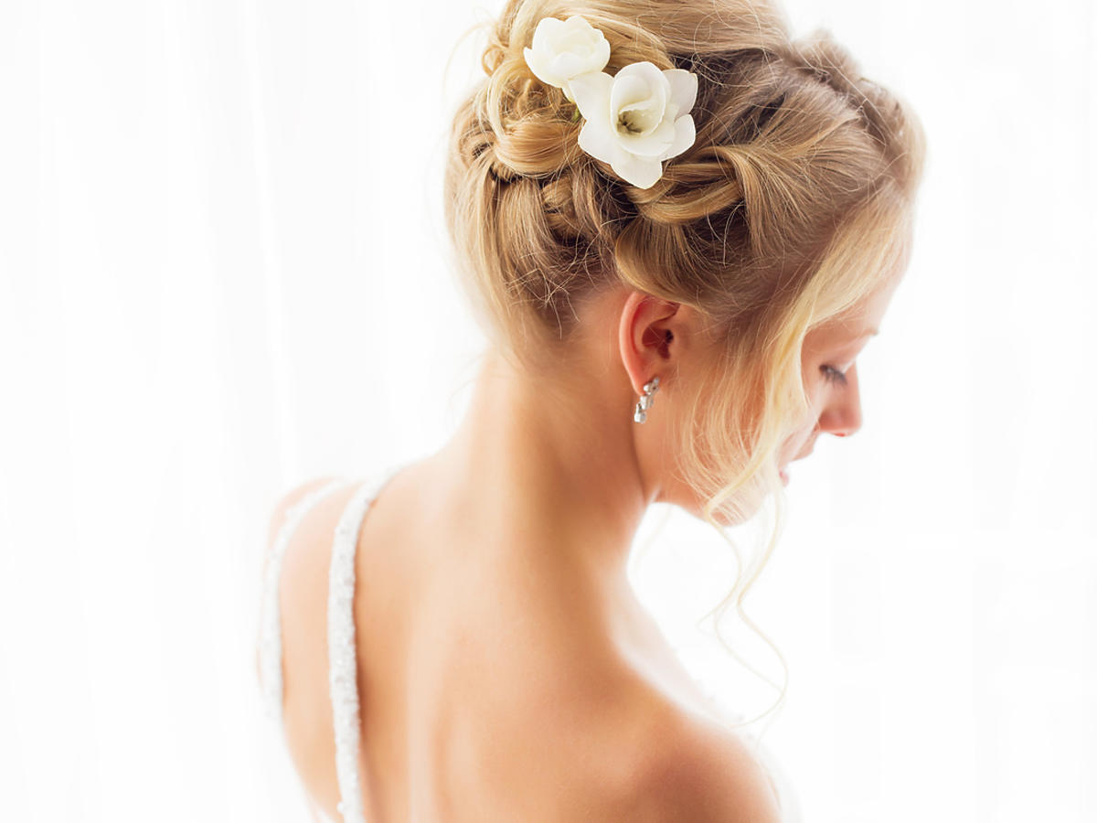 fryzura ślubna z kwiatem