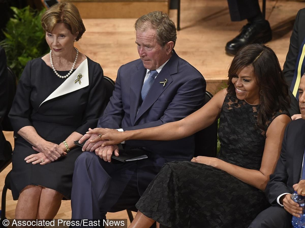 George W. Bush uśmiecha się i tańczy na uroczystości pogrzebowej