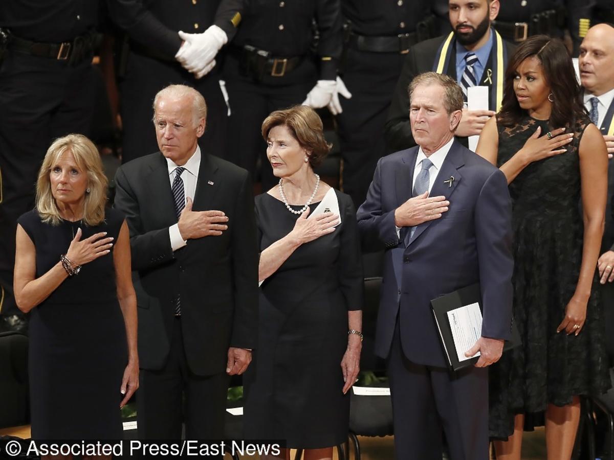 George W. Bush uśmiecha się i tańczy na uroczystości pogrzebowej