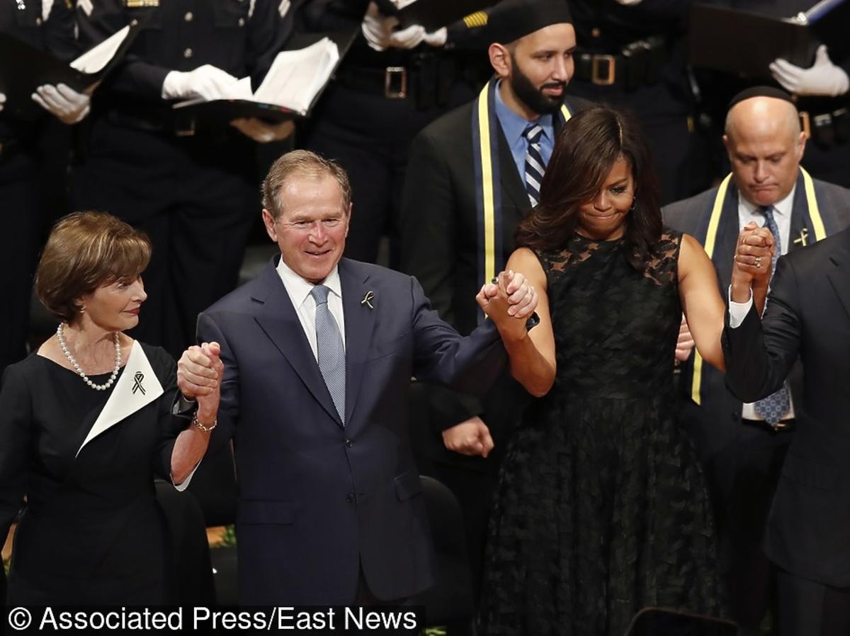 George W. Bush uśmiecha się i tańczy na uroczystości pogrzebowej
