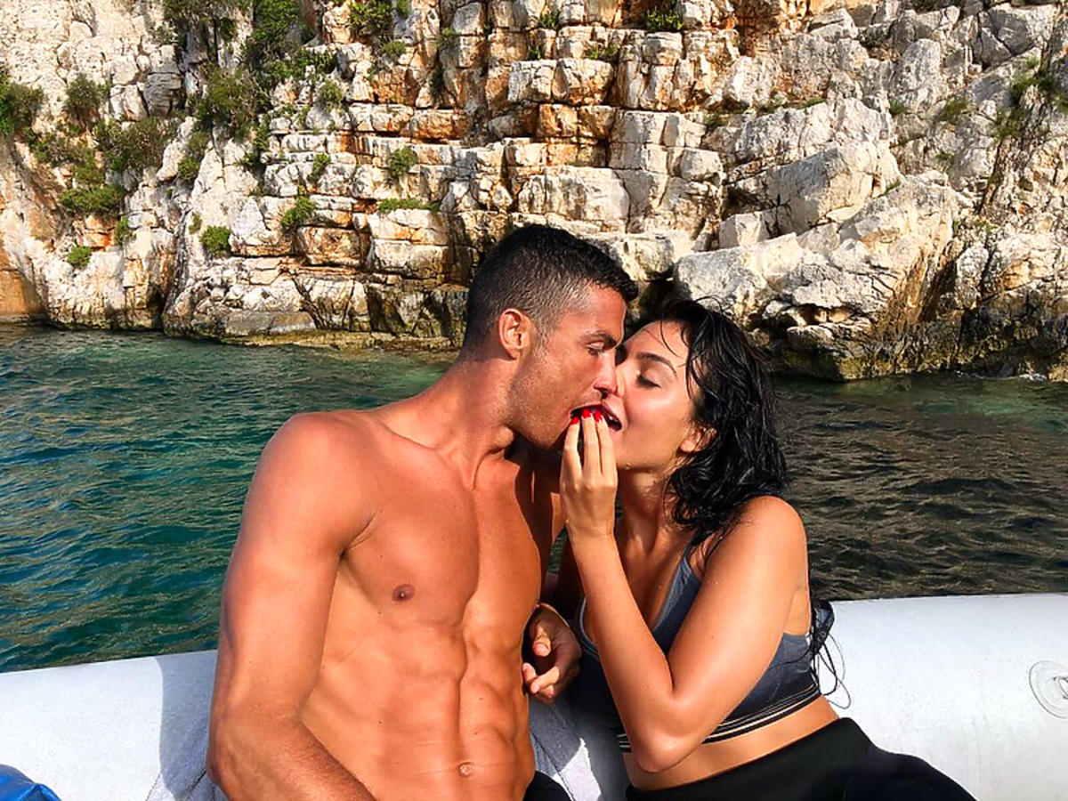Georgina Rodríguez karmi Cristiano Ronaldo na wakacjach