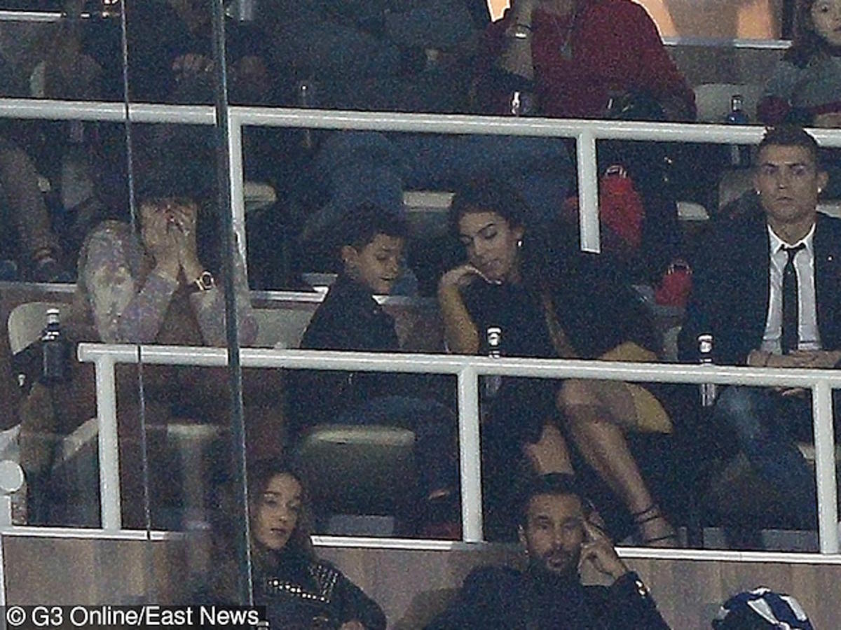 Georgina Rodriguez razem z Cristiano Ronaldo ogląda z trybun mecz Realu Madryt