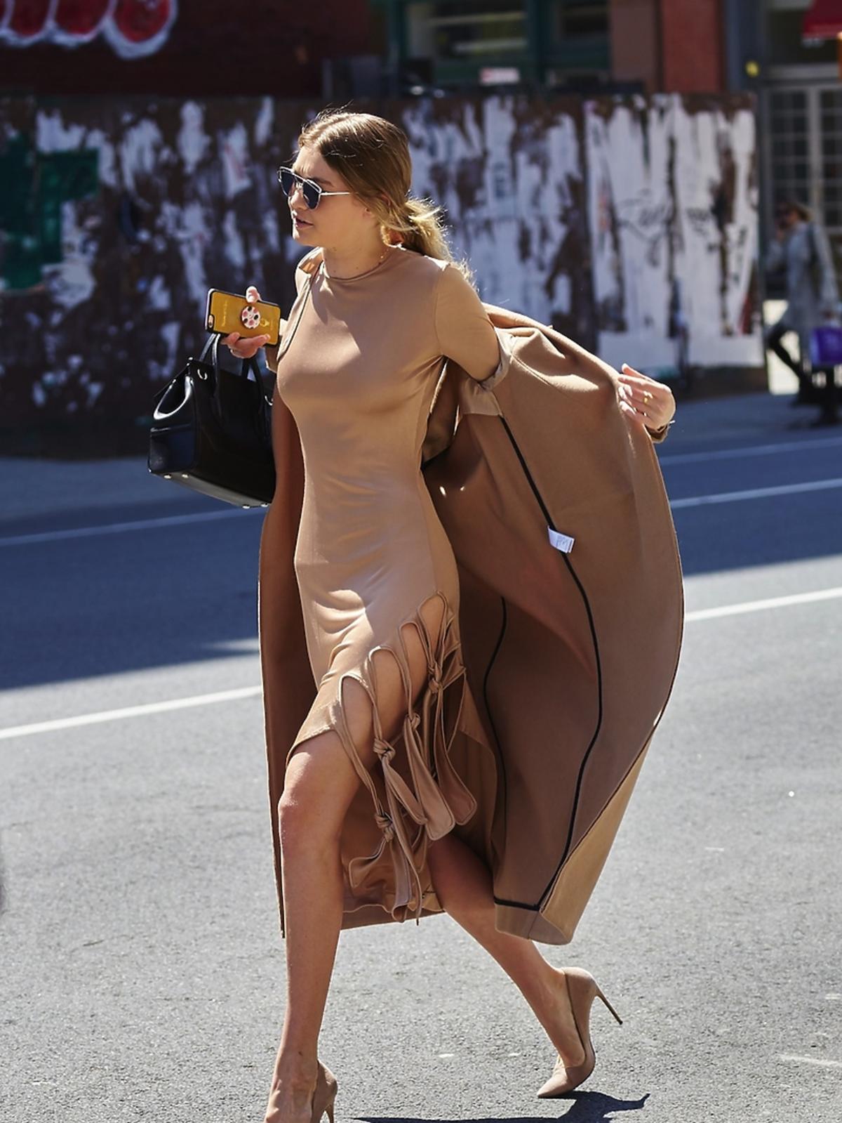 Gigi Hadid w beżowej sukience z wycięciami, płaszczu i szpilkach