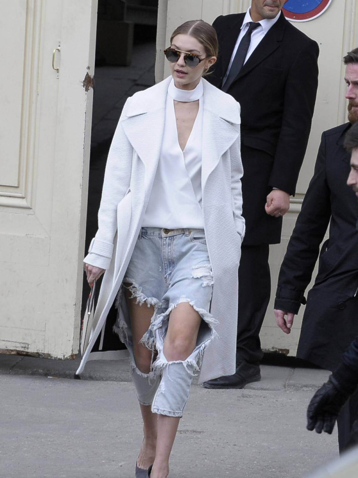 Gigi Hadid w białym płaszczu i dziurawych dżinsach