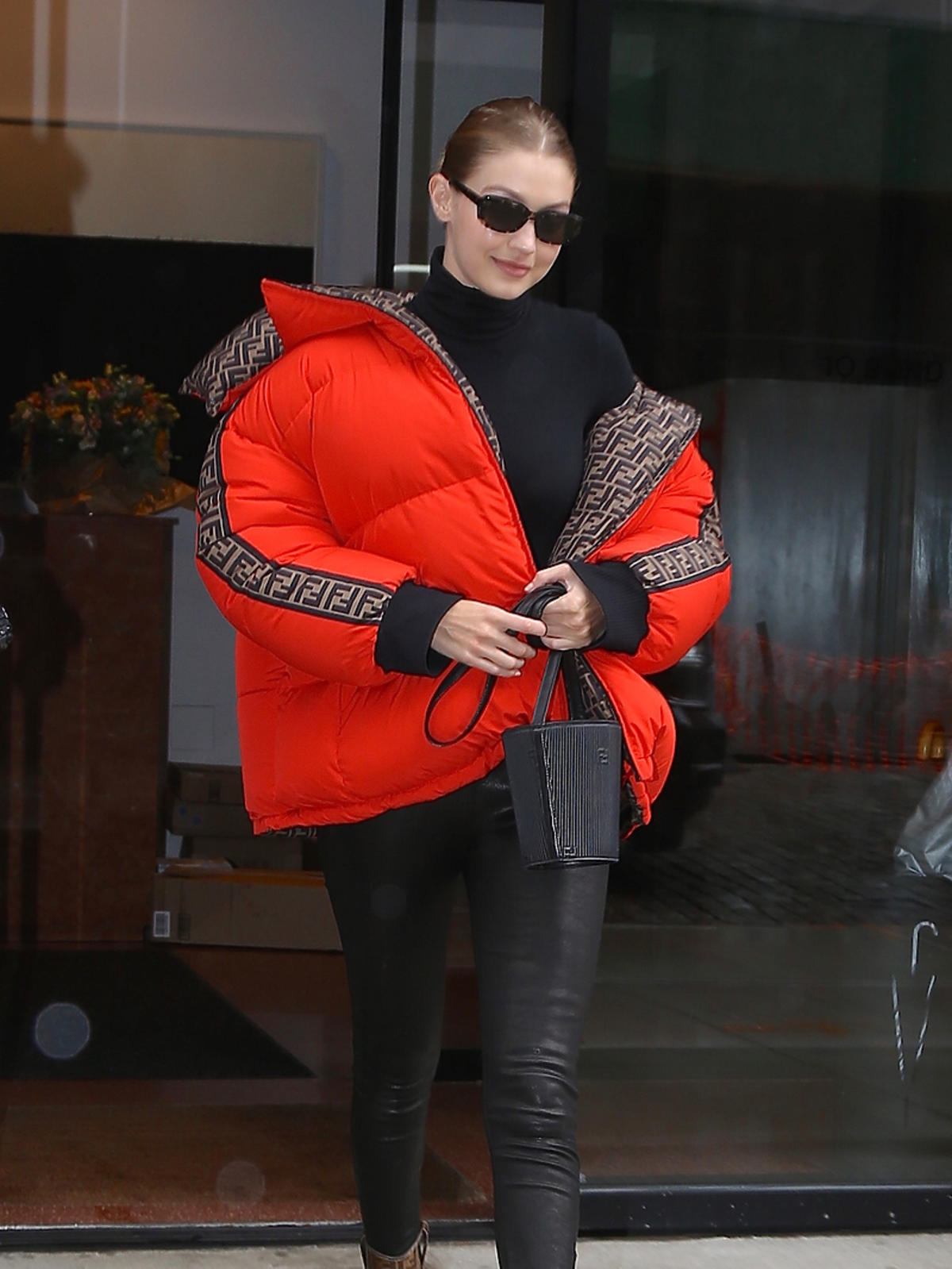 Gigi Hadid w czerwonej kurtce puchowej