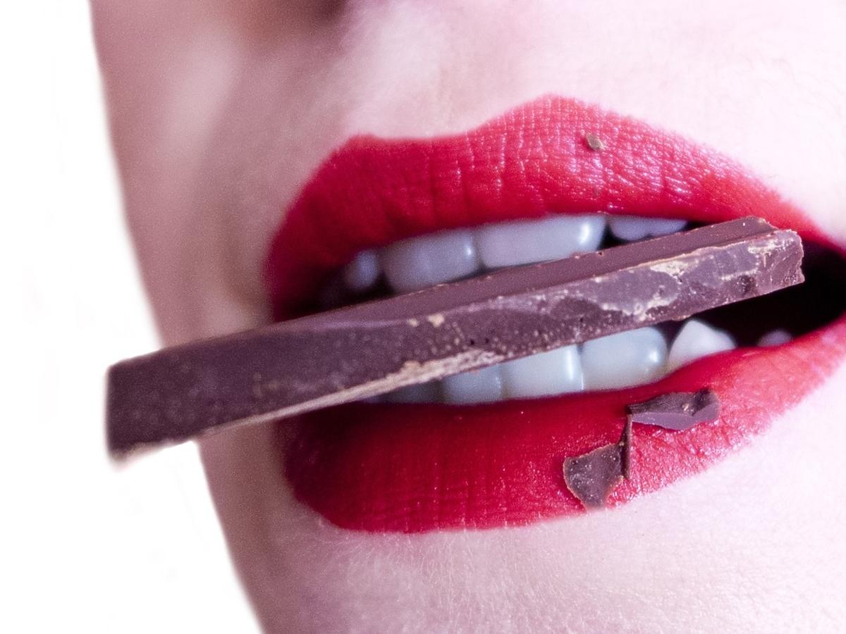 gorzka czekolada w ustach kobiety