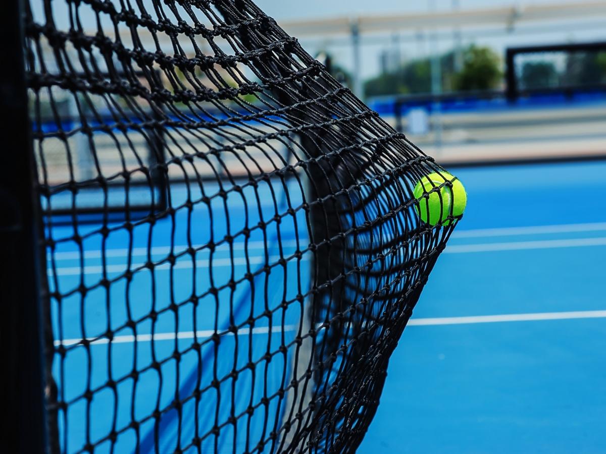 Gra w touch tennisa na specjalnie przygotowanym korcie.
