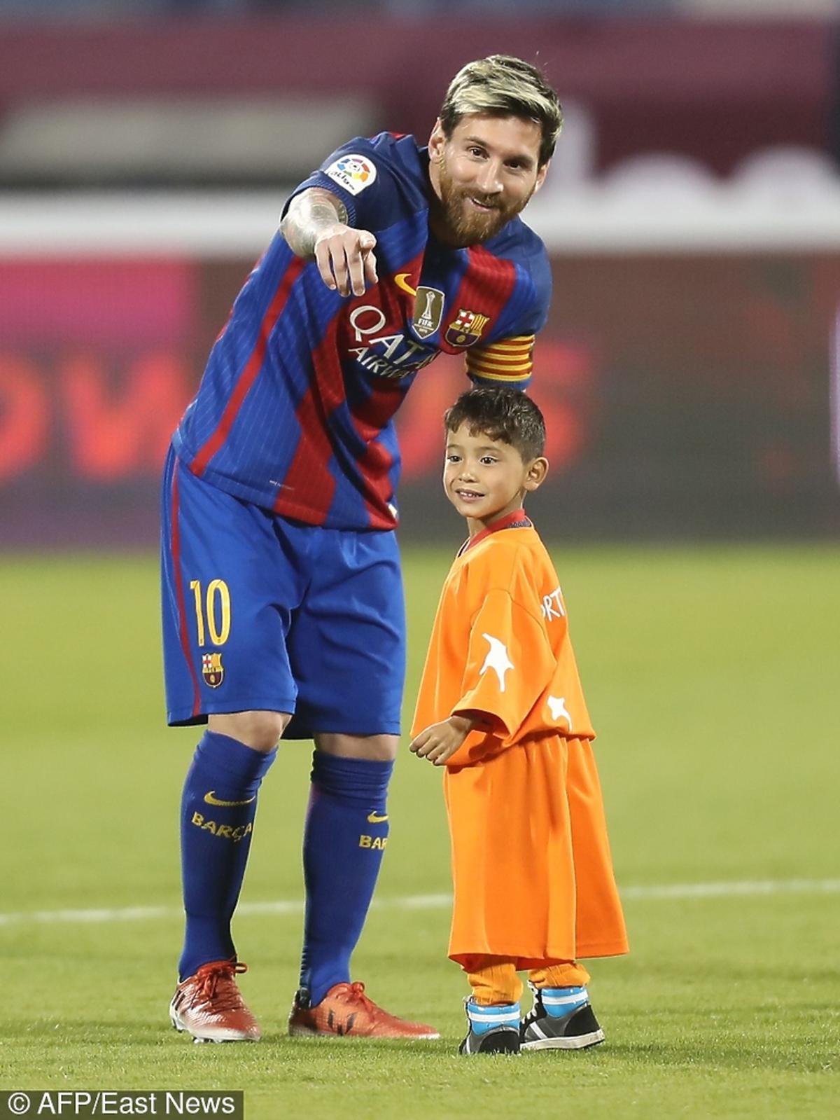 Gracz FC Barcelona spotkał się z afgańskim chłopcem, bohaterem zdjęcia, które zrobiło furrorę w sieci