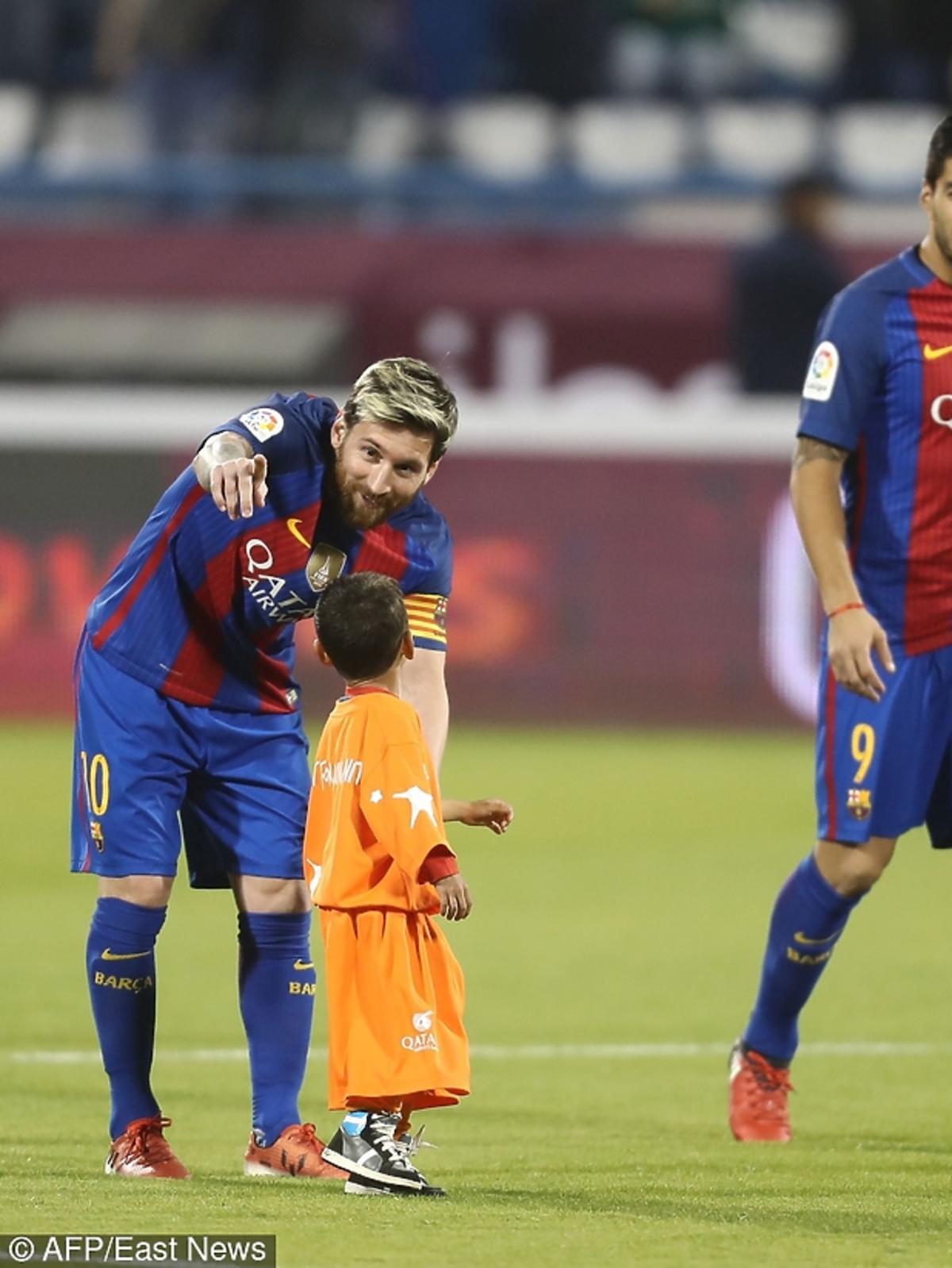 Gracz FC Barcelona spotkał się z afgańskim chłopcem, bohaterem zdjęcia, które zrobiło furrorę w sieci
