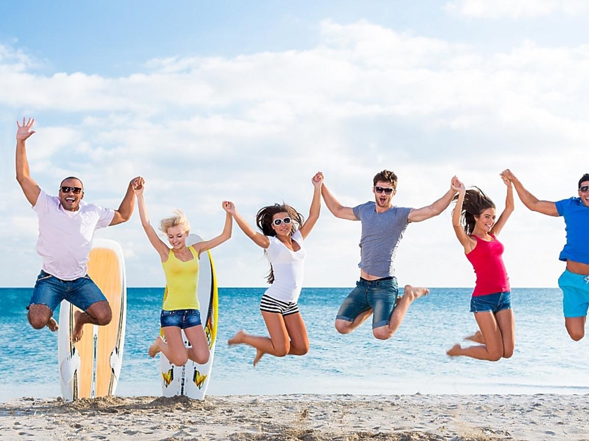 Grupa ludzi na plaży
