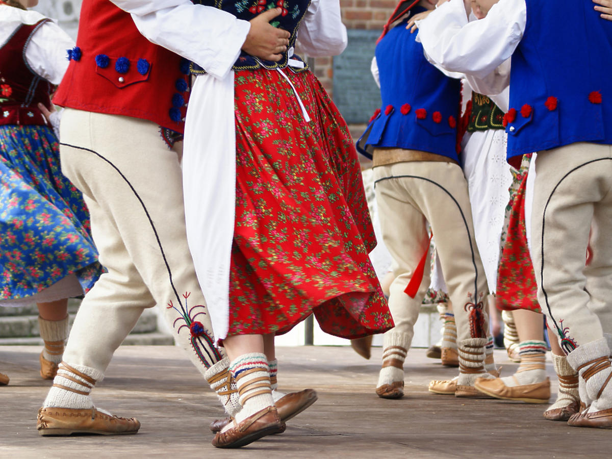 Grupa tańczy polskie tańce ludowe.