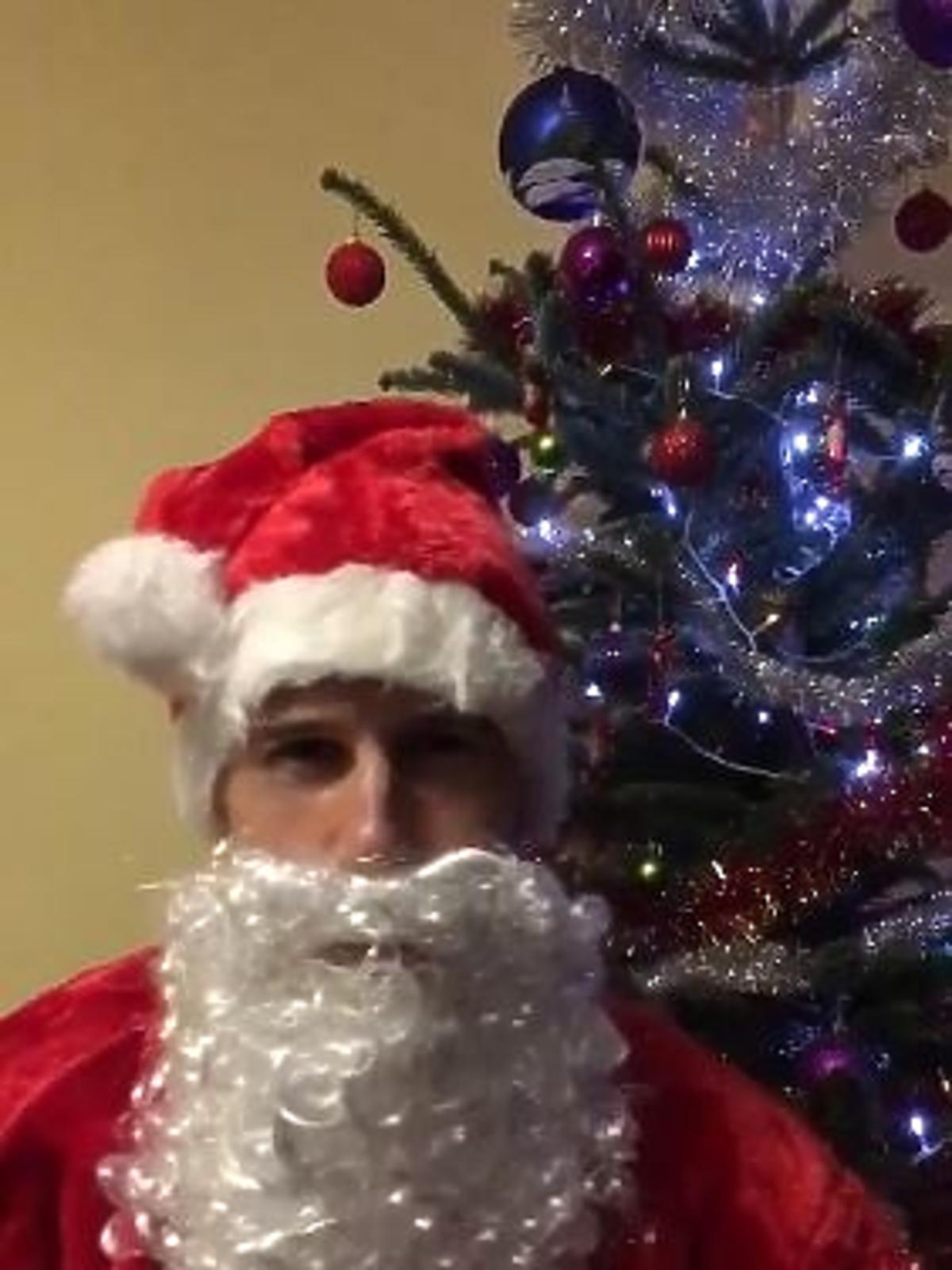 Grzegorz Krychowiak w przebraniu świętego mikołaja