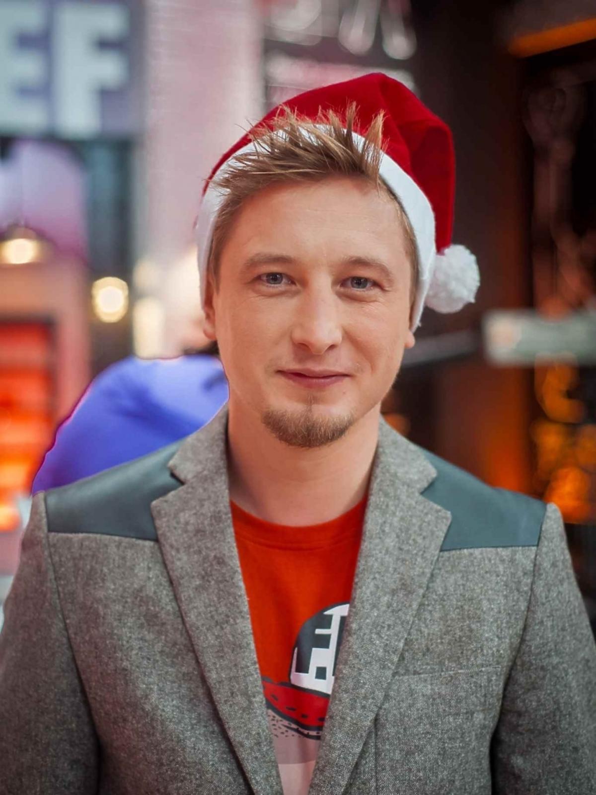 Grzegorz Łapanowski jako Mikołaj za kulisami świątecznego spotu Polsatu