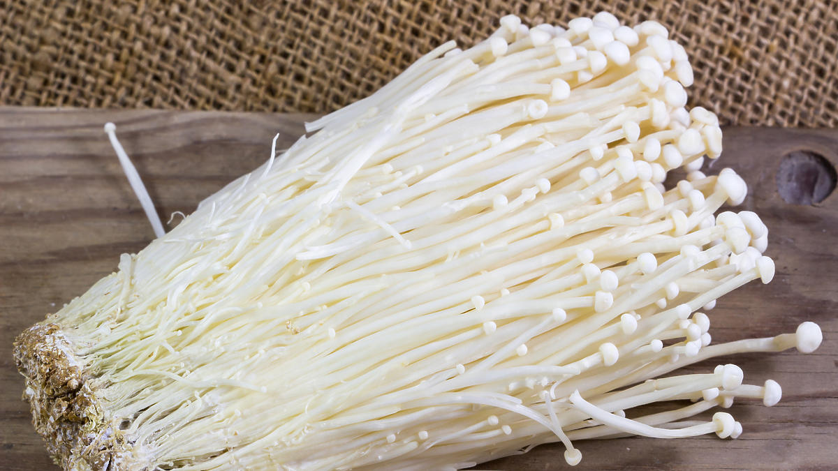 Grzyby enoki właściwości, składniki odżywcze, przepisy