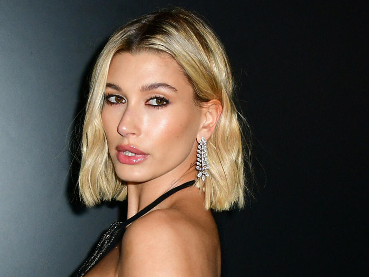 Hailey Bieber i jej fryzura tousled bob