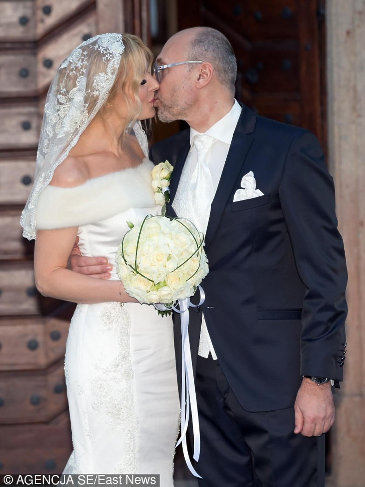 Halina Mlynkova w ślubnej sukni i Leszek Wronka