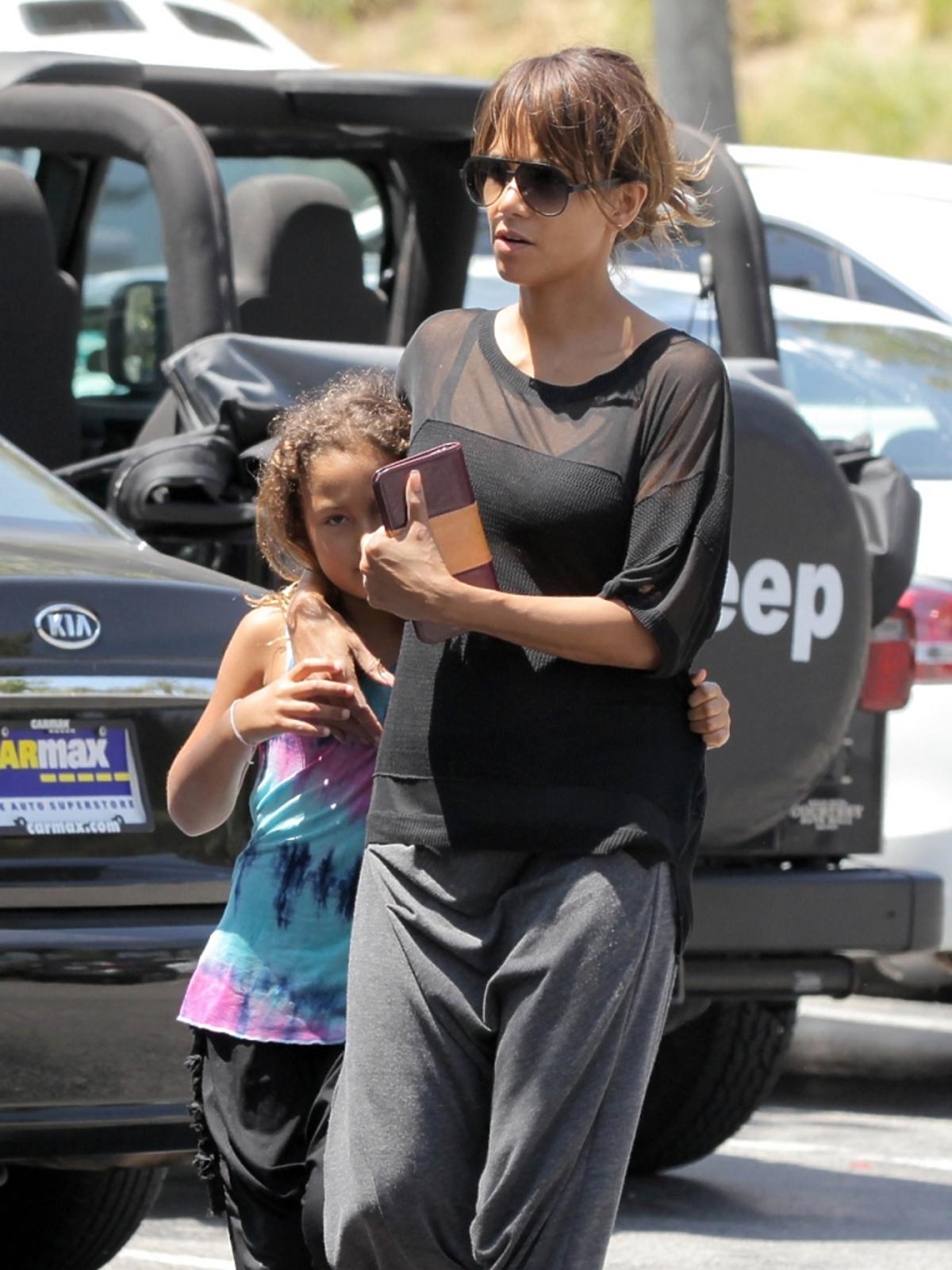 Halle Berry z córką na zakupach