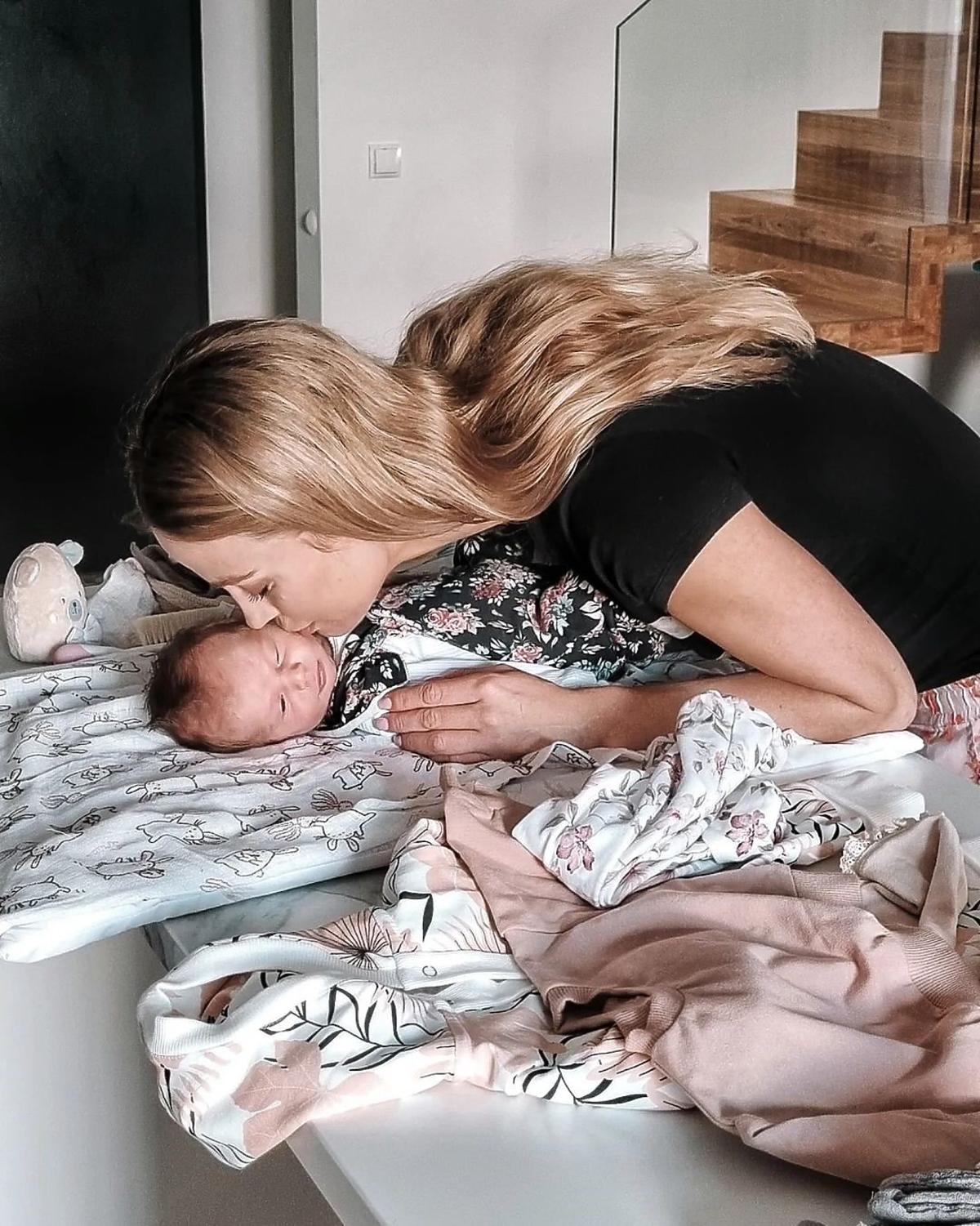 Hanna Żudziewicz całuje córkę