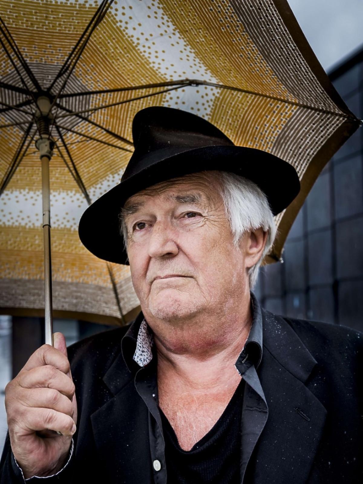 Henning Mankell portret z parasolką