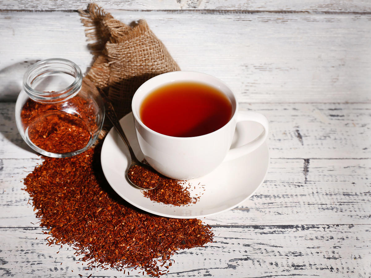 Herbata rooibos zaparzona w szklanej filiżance.