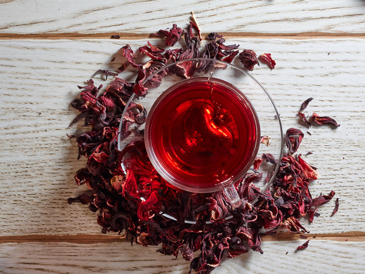 Herbata zaparzona z kwiatów hibiskusa.