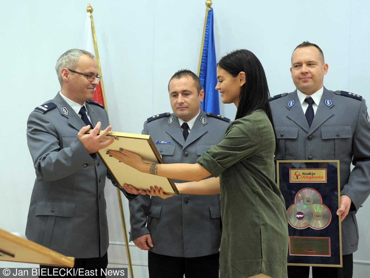 Honorata Skarbek wręcza nagrodę