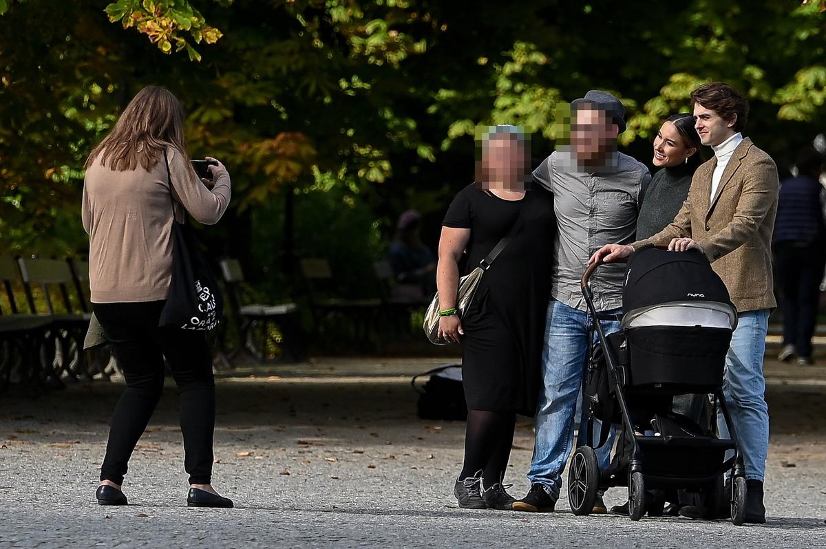 Ida Nowakowska robi sobie zdjęcia z fanami