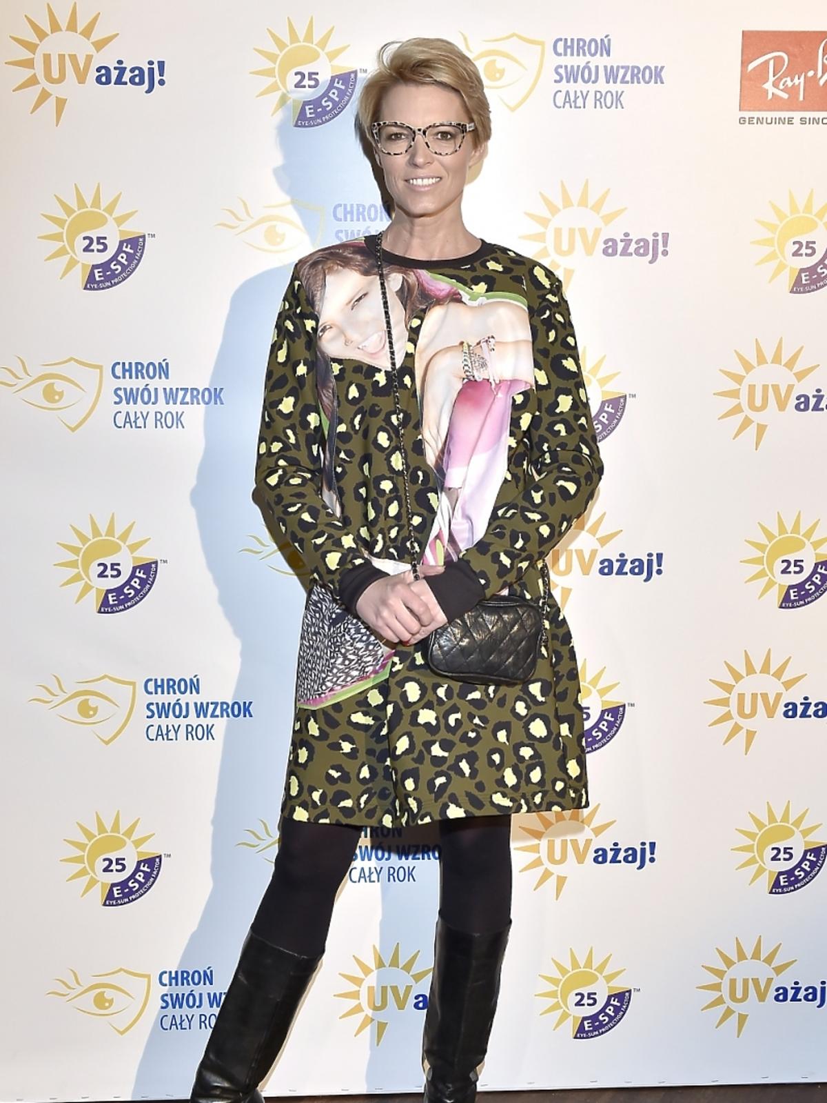 Ilona Felicjańska ogląda zaćmienie słońca