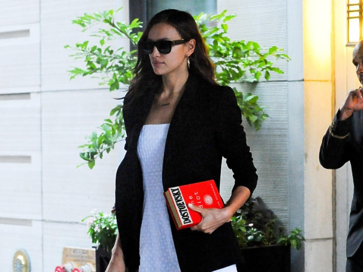 Irina Shayk z książką