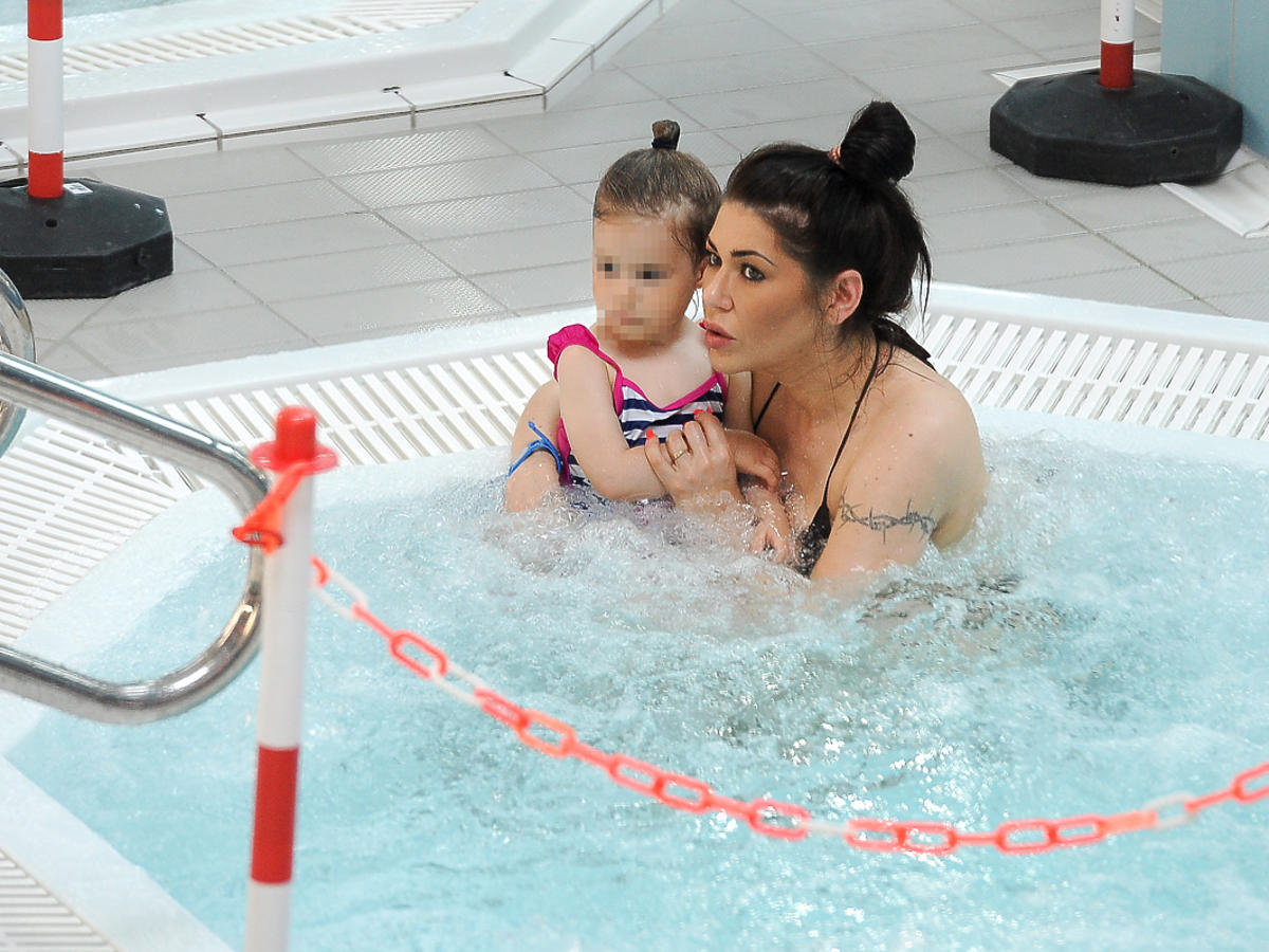 Iwona Węgrowska z córka na basenie