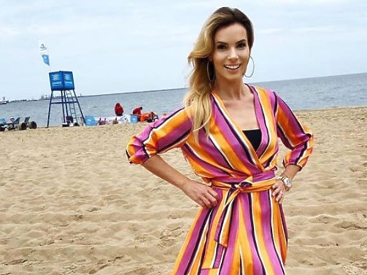 Izabela Janachowska w kolorowej sukni na plaży