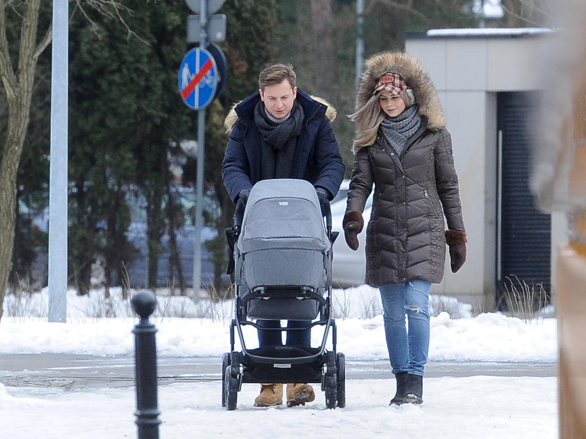Izabela Zwierzyńska z mężem i synem na spacerze