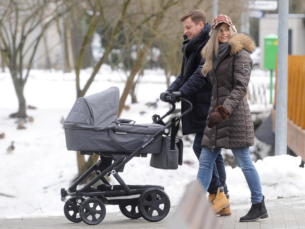 Izabela Zwierzyńska z mężem i synem na spacerze